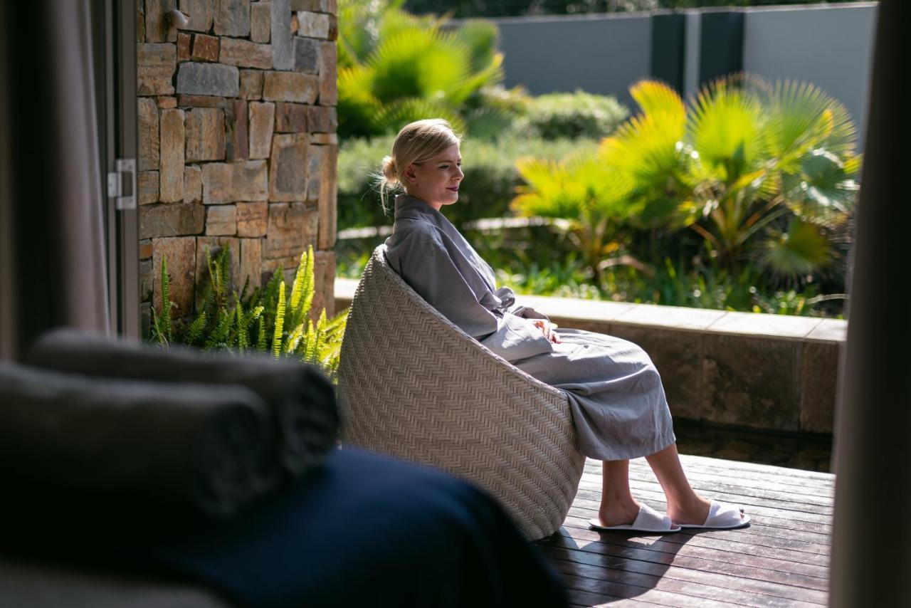 Seven Villa Hotel & Spa Johannesburg Exteriör bild A woman wearing a bathrobe