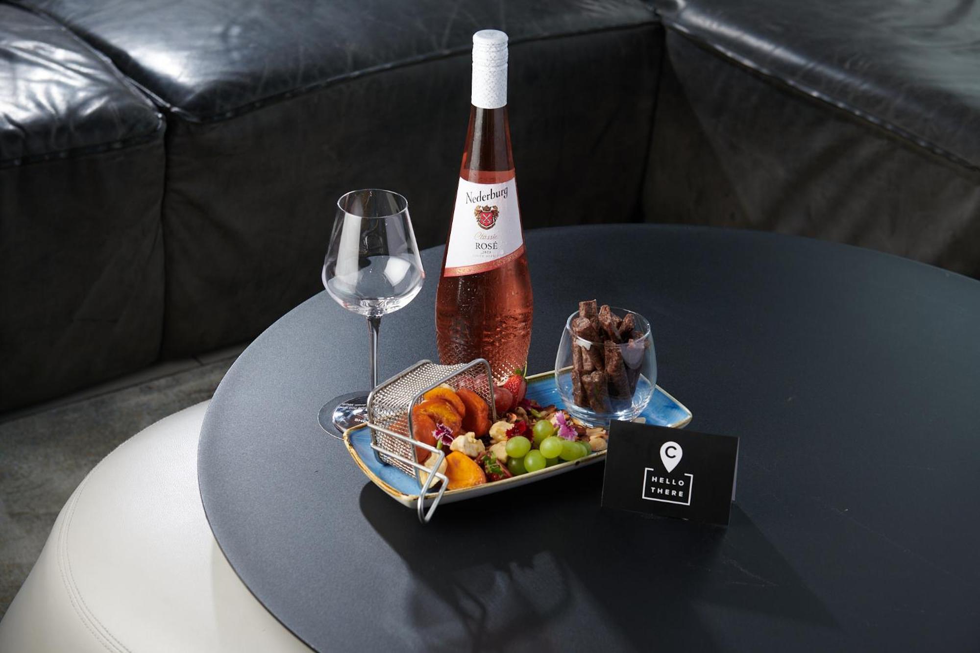 Seven Villa Hotel & Spa Johannesburg Exteriör bild A bottle of wine at the hotel