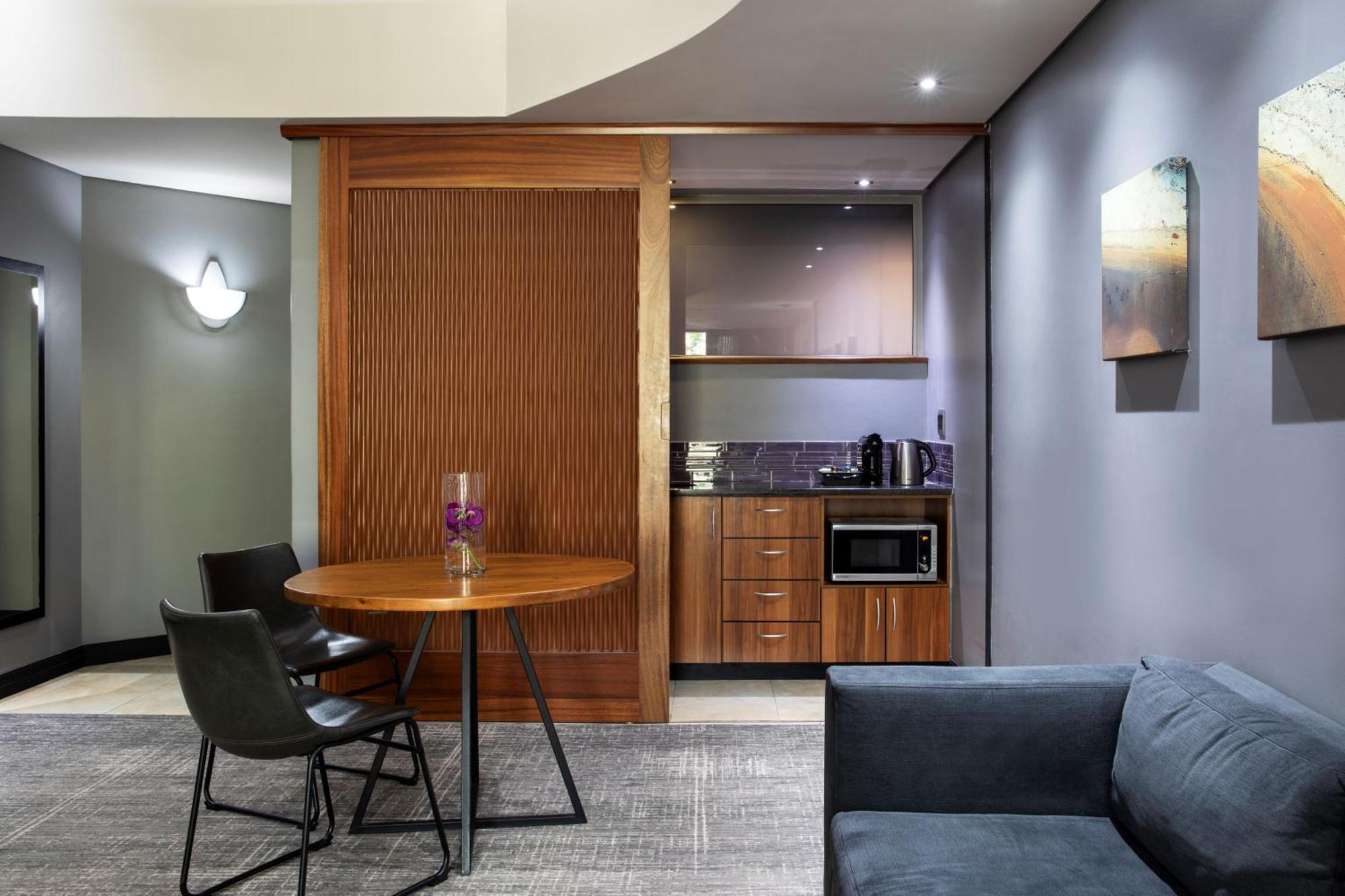 Seven Villa Hotel & Spa Johannesburg Exteriör bild A suite at the Hilton London Heathrow