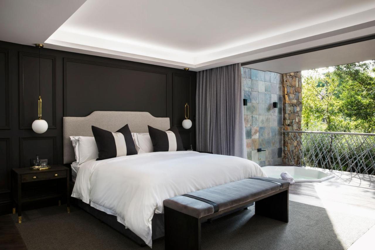 Seven Villa Hotel & Spa Johannesburg Exteriör bild The bedroom of the 2018 Master Bedroom of the Year winner